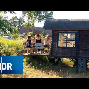 Alternativ leben in Schleswig-Holstein: Ein Dorf voller Zirkuswagen | die nordstory | NDR Doku