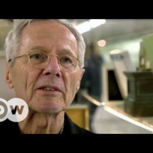 Der Zuhörer in der Hamburger U-Bahnstation | DW Deutsch